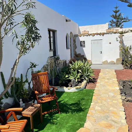 Villa Casa 56 El Palomar, 3 Bed ,playa Blanca ,large Private Gardens Heated Pool *